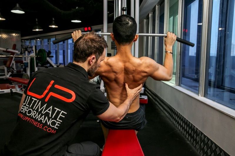 Personal trainer helps to keep the right technique